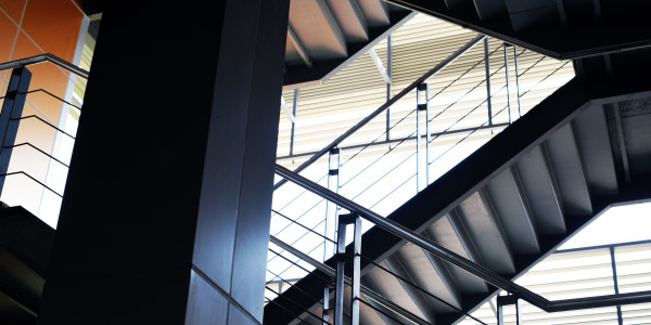 Pintar Fachadas de Empresas / Negocios / Locales Comerciales en Torrejón de Ardoz · Pintado de Escaleras